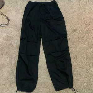 has front pockets & butt pockets! shock cord for waist & ankles.